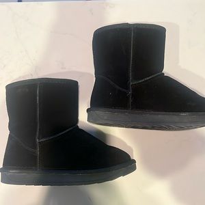 Black fuzzy boots for girls